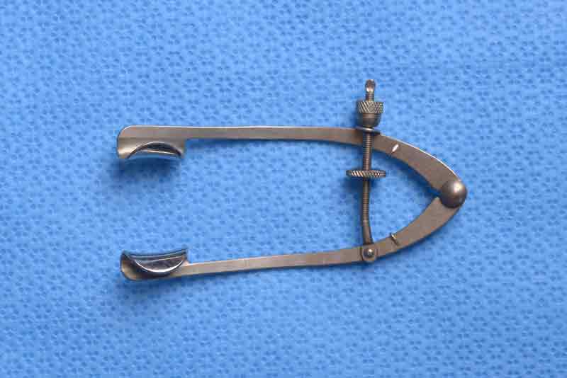 This is a rigid speculum which allows for adjusting of the width of the palpebral fissure. In
